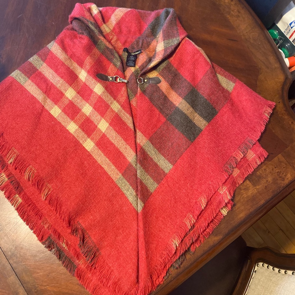 Modena red plaid shawl w/vegan leather & fo-gold clasp. 100%Acrylic 1sz fits all - Picture 3 of 5
